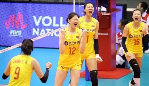 女人跪撅夹乳调教伺候主人